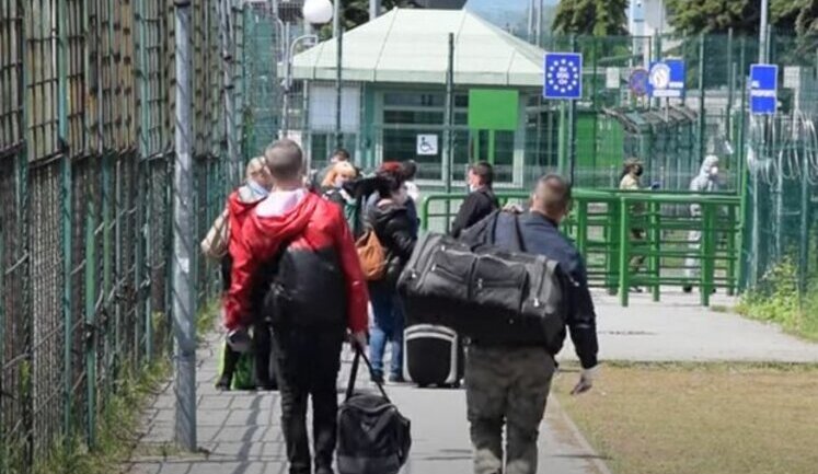 Досить важко уявити, що Польща повертатиме чоловіків призовного віку в Україну силоміць, - посол Гузи