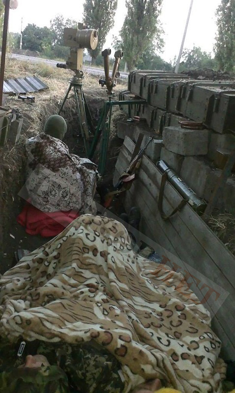 Амбразуру довелося затулити піаніно. Піски у спогадах та фотографіях бійців 04