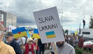 На Аляске проходит проукраинский митинг накануне встречи Трампа и Путина. ВИДЕО+ФОТО
