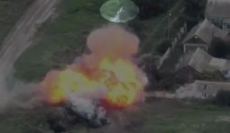російський танкіст летить у повітрі