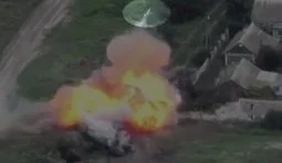 російський танкіст летить у повітрі