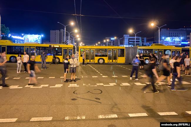 Второй день протестов в Беларуси: коктейли Молотова, светошумовые гранаты, стрельба и баррикады 02