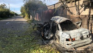 Поврежденный гражданский автомобиль после удара FPV-дрона