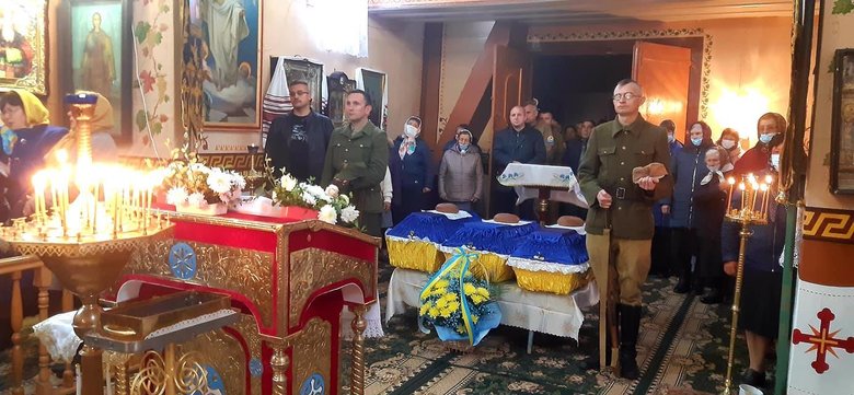 Останки трьох воїнів УПА перепоховали з військовими почестями на Тернопільщині 01