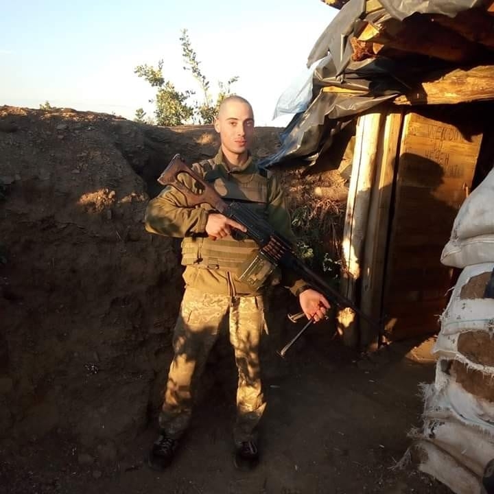 Боєць 72 бригади, видавець Олександр Андрієвський: В Україні читають дуже мало людей, ще менше – купляють книжки. Якась частина - орієнтована на російську контрабанду 04