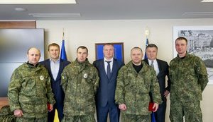Аваков наградил полицейских, которые несли службу на блокпостах вблизи Славянска и Краматорска во время инцидента с Парасюком. ФОТО