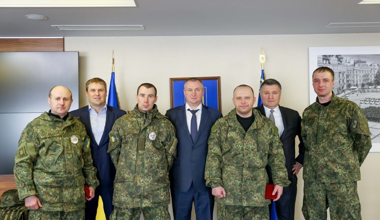 Аваков наградил полицейских, которые несли службу на блокпостах вблизи Славянска и Краматорска во время инцидента с Парасюком. ФОТО