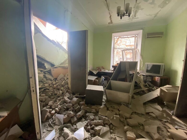 Рашисты ударили по центру Херсона, повреждено здание ОВА 03