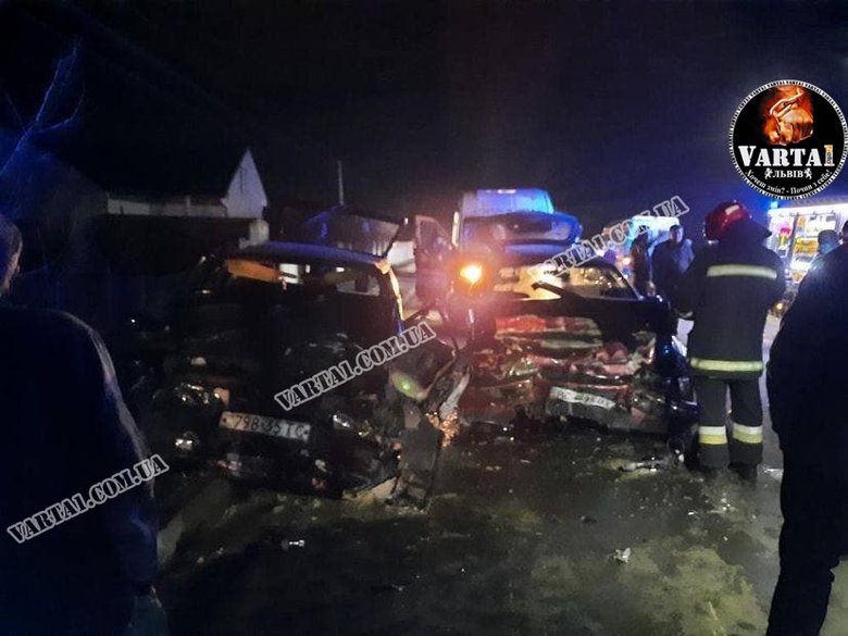У потрійній ДТП на Львівщині загинуло двоє людей 03