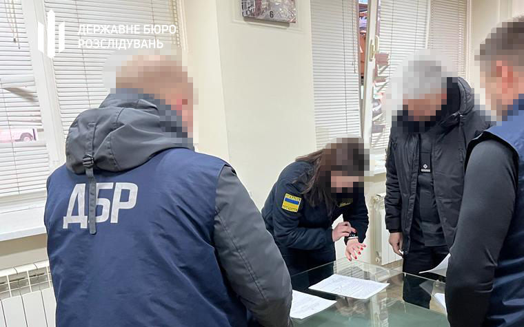 Фуру з товаром на 5 млн грн пропустила як порожню: викрито інспекторку Львівської митниці 02