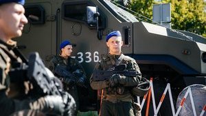 Охрану бронетехникой усилили на въездах в Киев. ФОТОрепортаж