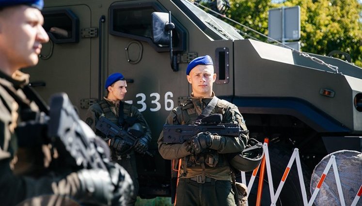 Охрану бронетехникой усилили на въездах в Киев. ФОТОрепортаж