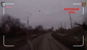Боєць 156-ї ОМБр з першого пострілу збив FPV-дрон окупантів, який переслідував автівку. ВIДЕО
