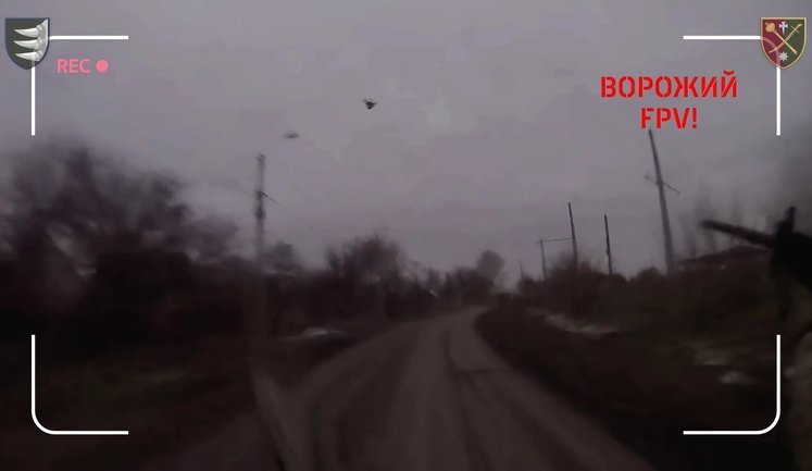Боец 156-й ОМБр с первого выстрела сбил FPV-дрон оккупантов, преследовавший автомобиль. ВИДЕО