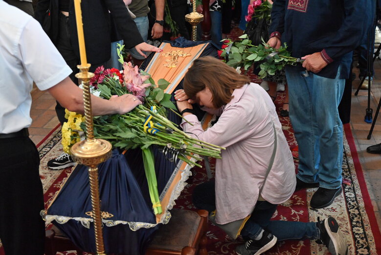 Зі скрипалем та воїном Давидом Якушиним, який загинув у бою з окупантами, попрощалися в Києві 20