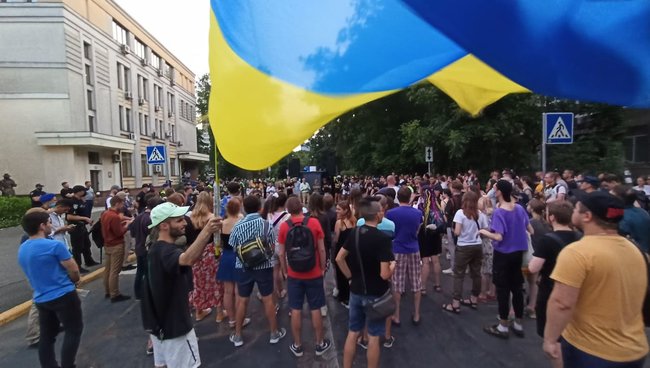 Акция в поддержку отставки Авакова с файерами и салютом прошла возле здания МВД 06