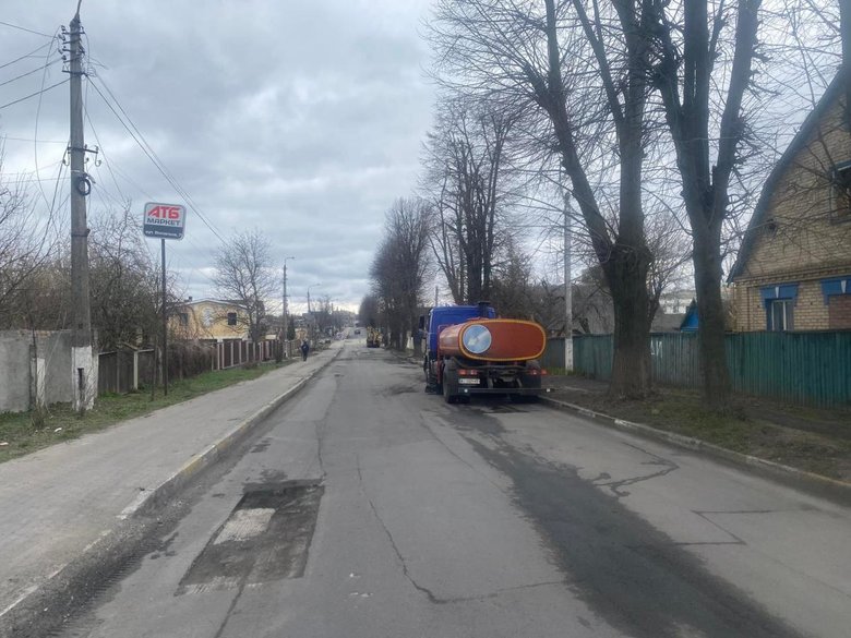 Заваленную вражеской техникой улицу в Буче расчистили 02
