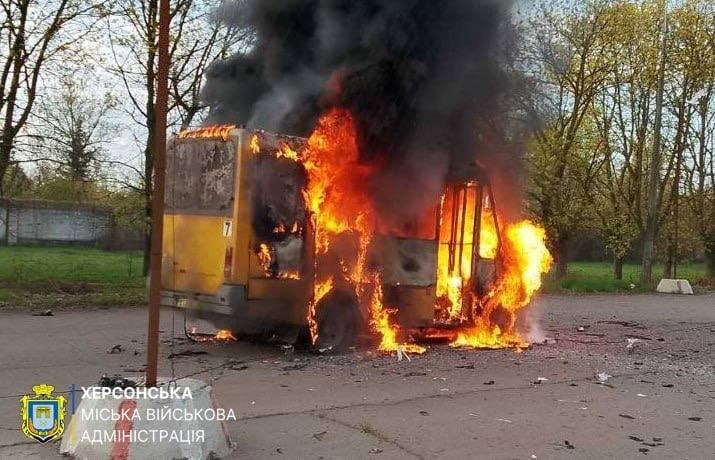 Атаки на Херсонщині: поранені чоловіки та удар по автобусу