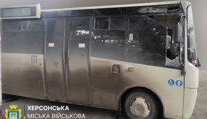 Дрон атаковал автобус в Херсоне: ранен водитель. ФОТОРЕПОРТАЖ