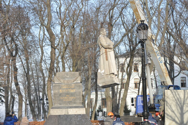 Пам’ятник радянському генералу Ватутіну демонтували у Києві 08