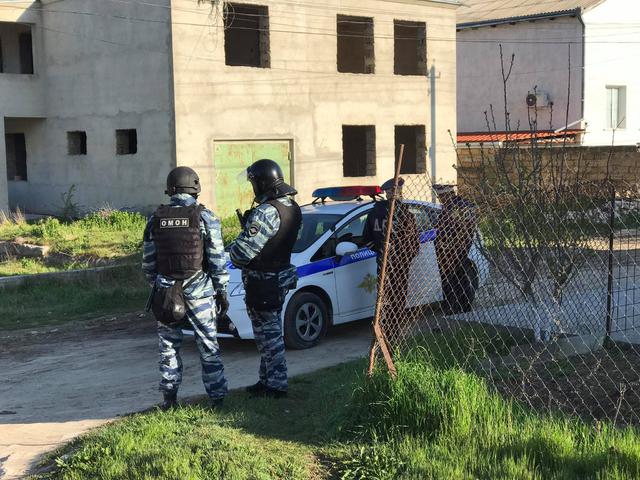 Crimean Tatars houses raided in Bakhchysarai: Armed law enforcers broke in, blocked roads 04 Crimean Tatars houses raided in Bakhchysarai: Armed law enforcers broke in, blocked roads 04