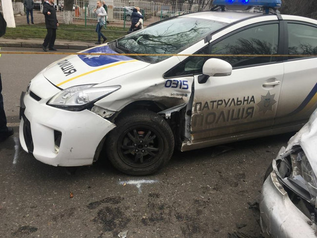 Поліцейський Prius потрапив в аварію в Одесі після спроби розвернутися через подвійну суцільну 02