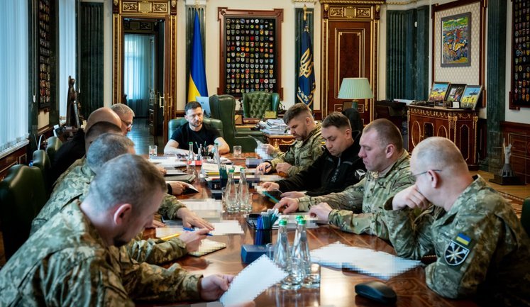 Зеленський зустрівся з керівниками сфери оборони та безпеки України: РФ провалила визначений Путіним термін захоплення Покровська й Куп’янська