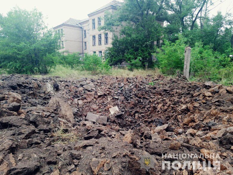 За сутки на Донетчине были разрушены дома, горели поля с пшеницей. В Бахмуте рашисты попали в спорткомплекс и стадион, - Нацполиция 01