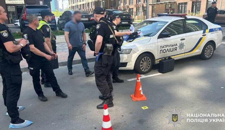 Полицейские устанавливают обстоятельства стрельбы на парковке в Подольском районе Киева. ФОТОрепортаж