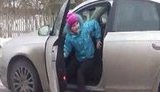 "Давай газуй! Давай хотя бы соточку", - родители посадили свою 8-летнюю дочь за руль иномарки. ВИДЕО