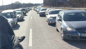 Водіїв просять звільнити одну смугу руху для транспорту ЗСУ, швидких та поліції: Техніку російських окупантів, за можливості, блокувати. ВIДЕО