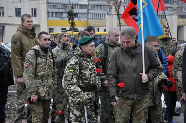 Учасники АТО та мешканці Києва поклали на Троєщині квіти до памятника Воїну-добровольцю 29