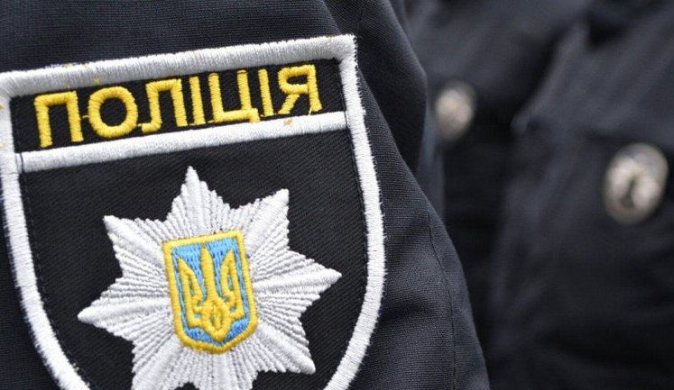 Мужчина поджег себя возле отделения полиции в Одесской области. ВИДЕО 18+