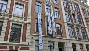 Сквоттеры в Амстердаме заняли дом экс-главы "Яндекса" Воложа и вывесили плакат "Нет войне". ФОТО