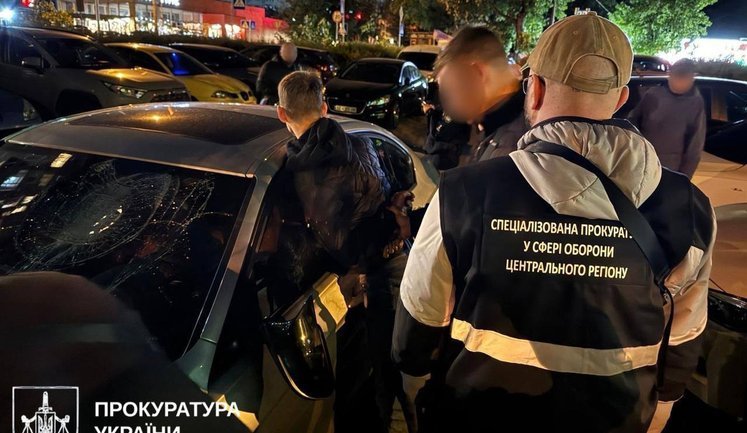 Викрито держслужбовця, який за 36 тисяч доларів "допомагав" уникнути військового обліку — прокуратура. ФОТО