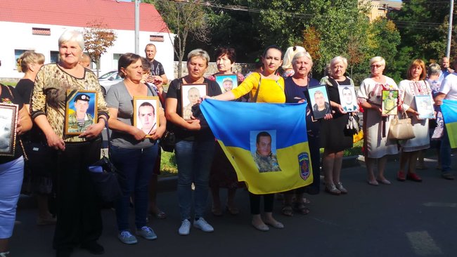 Ilovaisk tragedy anniversary: relatives of fallen servicemen picketing Russian embassy in Kyiv 15