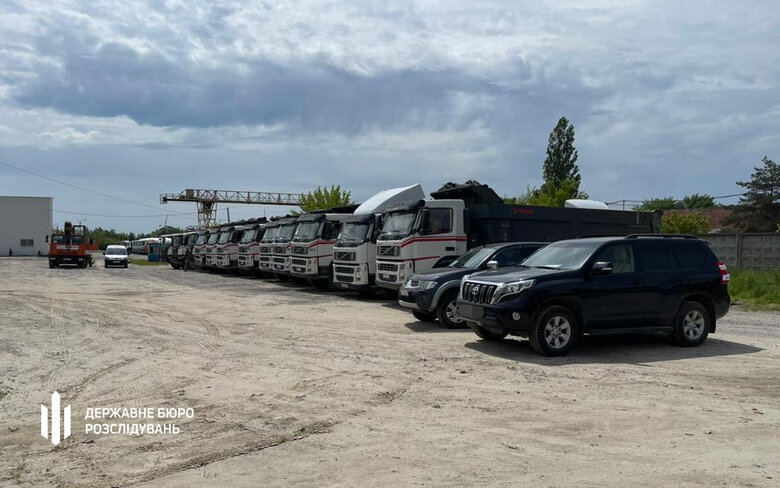 ДБР передало ЗСУ 17 автомобілів, які належали підприємству родичів Медведчука та Козака  03