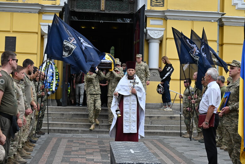 У Володимирському соборі попрощалися із загиблим у боях за Україну воїном Микитою Оптимістом Красновідом 50