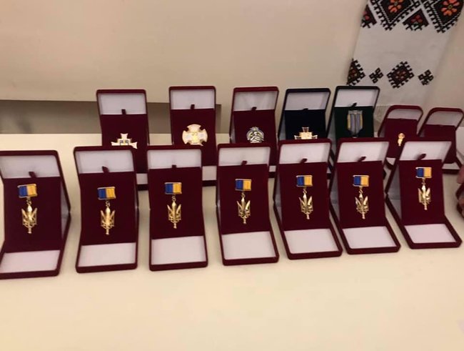Шахраї поширюють фальшивий знак Народного героя і беруть за це гроші, нагородна рада просить тих, хто отримали підробку, повернути її тим, хто вручав 01 Шахраї поширюють фальшивий знак Народного героя і беруть за це гроші, нагородна рада просить тих, хто отримали підробку, повернути її тим, хто вручав 01