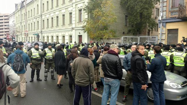 Полиция разблокировала Святошинский райсуд: протестующие задержаны 02 Полиция разблокировала Святошинский райсуд: протестующие задержаны 02