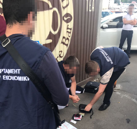Столичная полиция задержала на взятке в 10 тысяч гривен госинспектора по охране окружающей среды 01 Столичная полиция задержала на взятке в 10 тысяч гривен госинспектора по охране окружающей среды 01