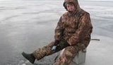 "Чем больше я сижу - тем больше наловлю, чем больше наловлю - покушаю сытнее...и всех победююю": Витренко над лункой. ФОТОрепортаж