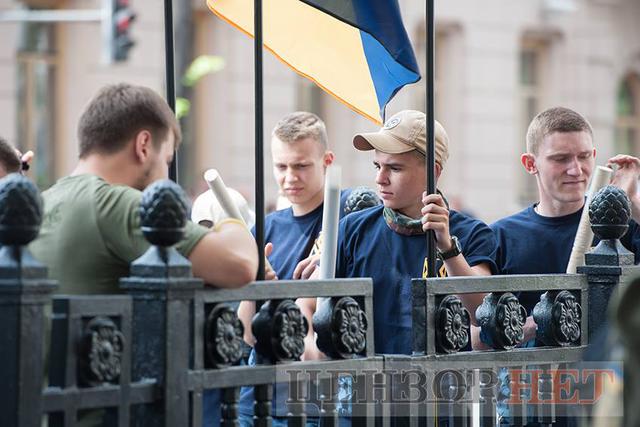 Митингующие остаются под Радой: некоторые активисты держат в руках биты и куриные яйца 01 Митингующие остаются под Радой: некоторые активисты держат в руках биты и куриные яйца 01
