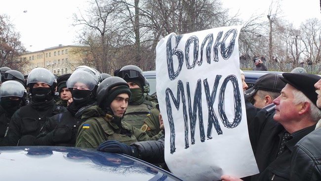 Protesters keep blocking police van with Saakashvili inside, construct barricade 10