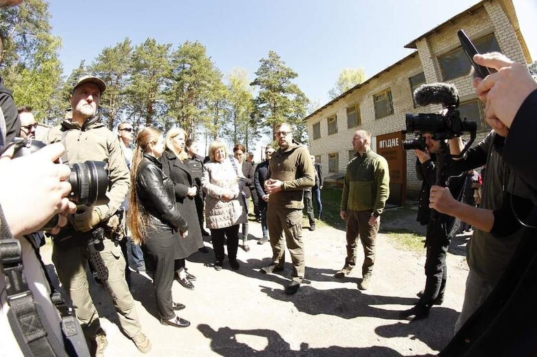 Президентка Словаччини Чапутова відвідала Чернігівщину: побачила російські катівні та наслідки авіанальотів РФ 02