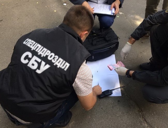 Один из руководителей патрульной полиции Хмельнитчины задержан за систематическое взяточничество, - СБУ 01