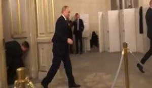 Путін на саміті в Парижі ходив у туалет у супроводі шістьох чоловіків. ВIДЕО