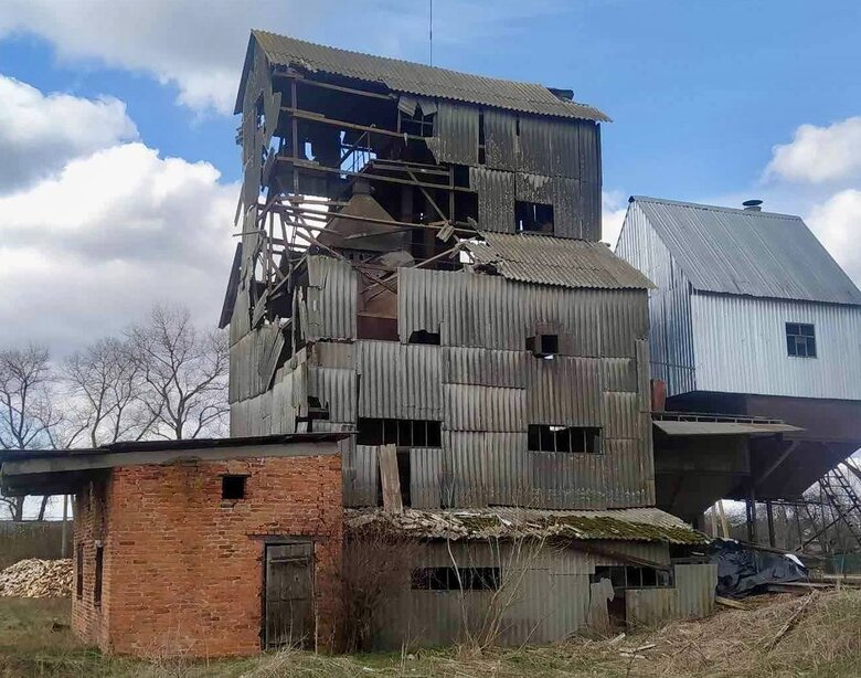Росіяни вдарили по селу на Чернігівщині 9 квітня