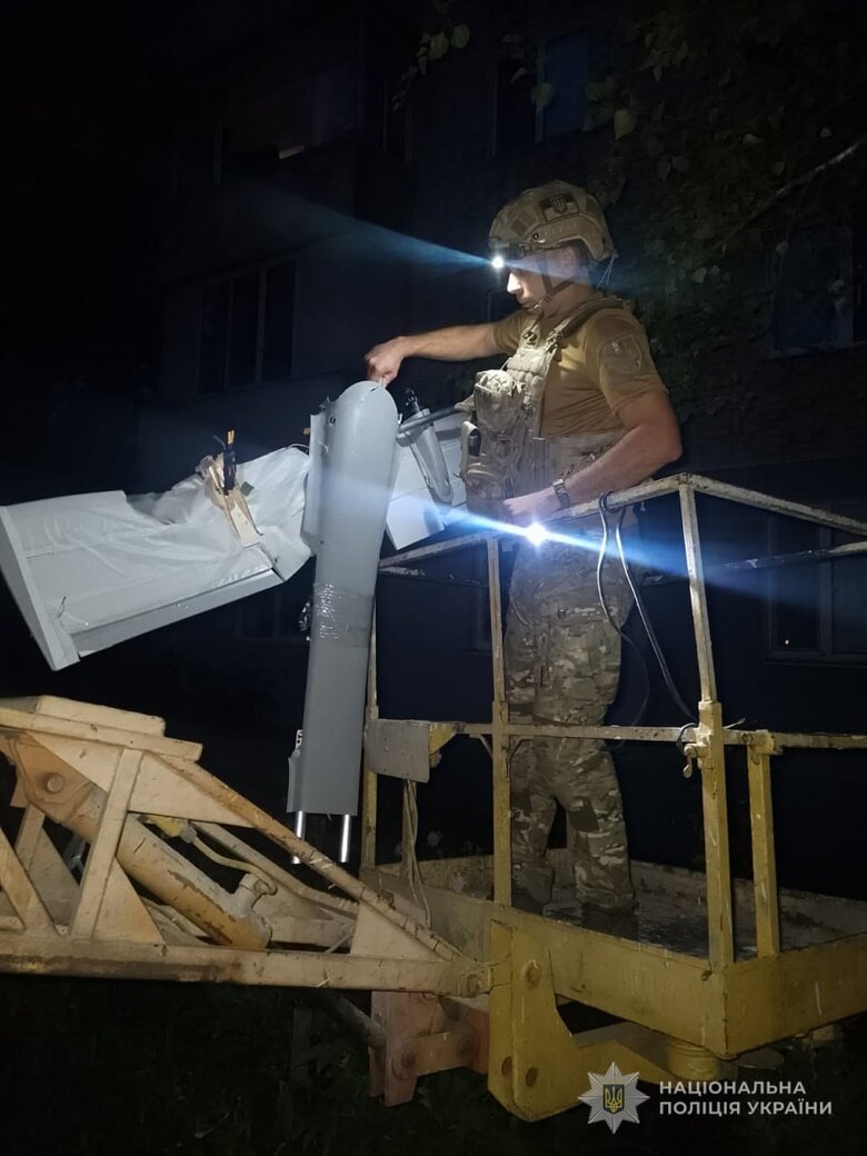 Російський БпЛА застряг у деревах біля будинків у Сумах