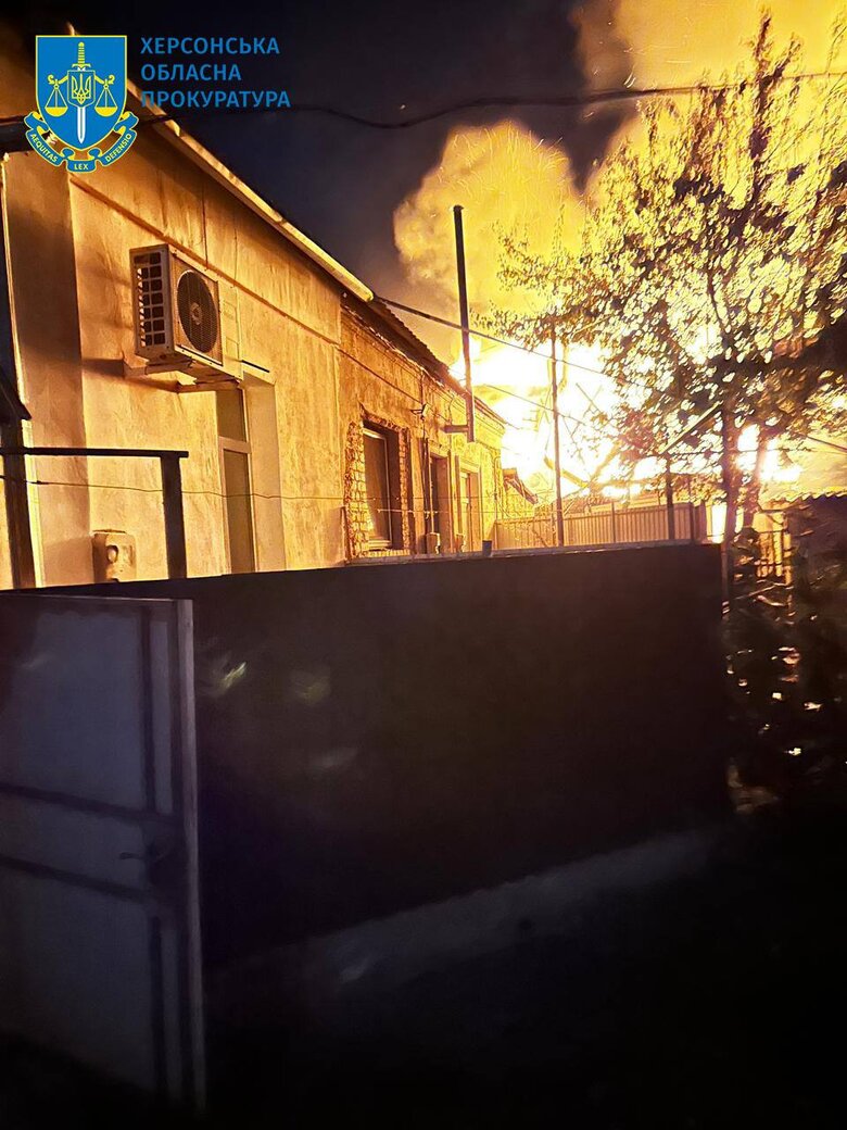 Вночі ворог обстріляв Херсон, постраждали двоє дітей 01 Вночі ворог обстріляв Херсон, постраждали двоє дітей 01